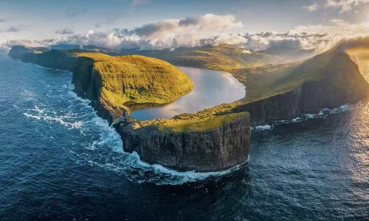 Sørvágsvatn: The Lake Above the Ocean, Faroe Islands