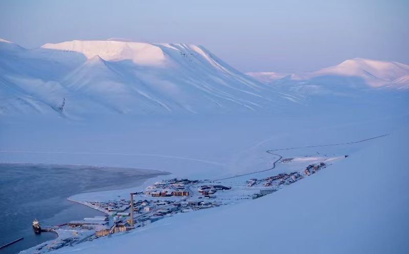 Longyearbyen: The Pink Dawn in the Arctic