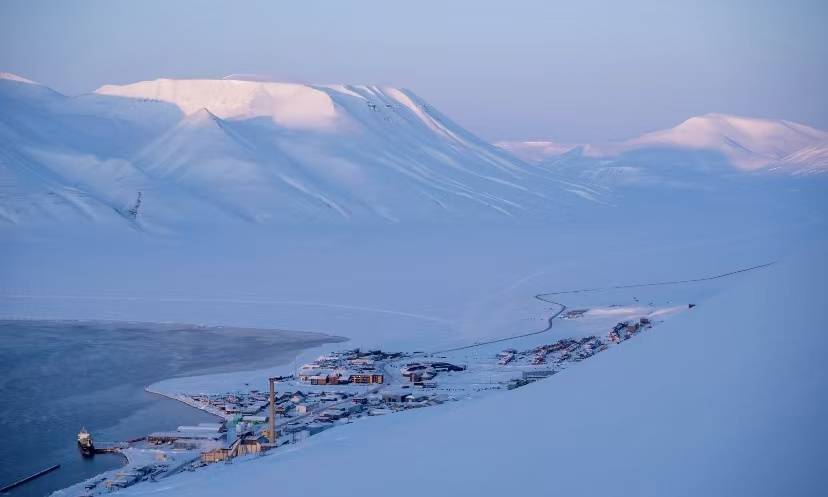 Longyearbyen: The Pink Dawn in the Arctic